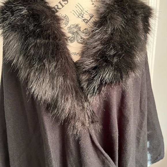 New faux fur collar poncho - Picture 1 of 7
